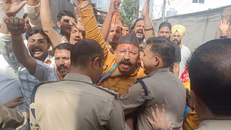 Uttarakhand Premier League: UKD protests against singer Masoom Sharma; burns effigies of the government and CA