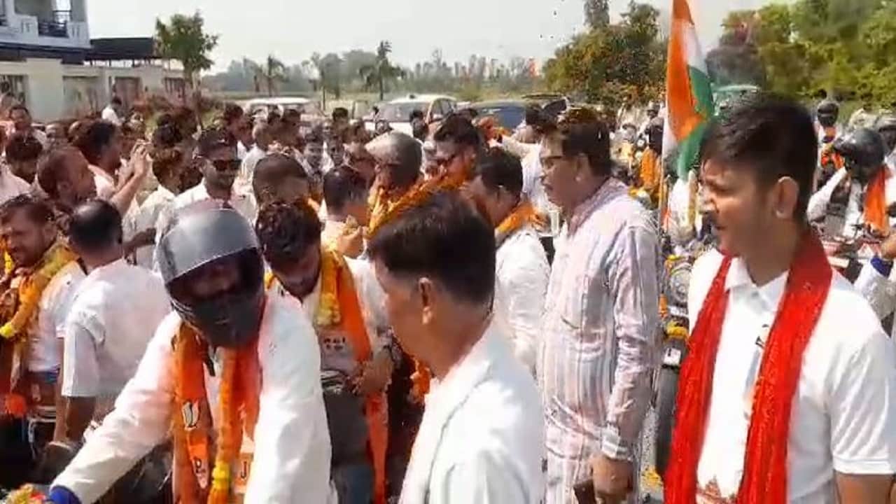 सेवा संकल्प अभियान यात्रा में शामिल लोग