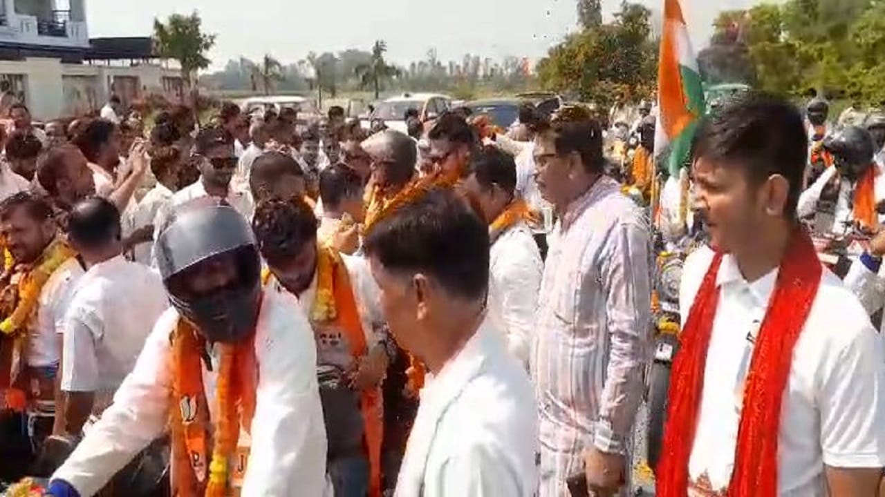 सेवा संकल्प अभियान यात्रा में शामिल लोग