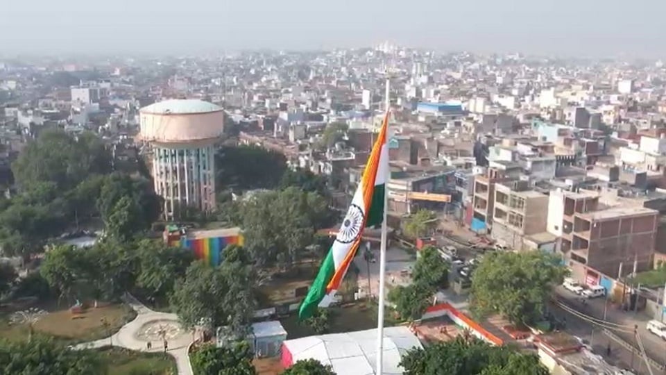 गांधी-शास्त्री जयंती: अलीगढ़ में जैसे ही फहरा 130 फीट पर तिरंगा, एक सुर में गूंज उठा राष्ट्रगान