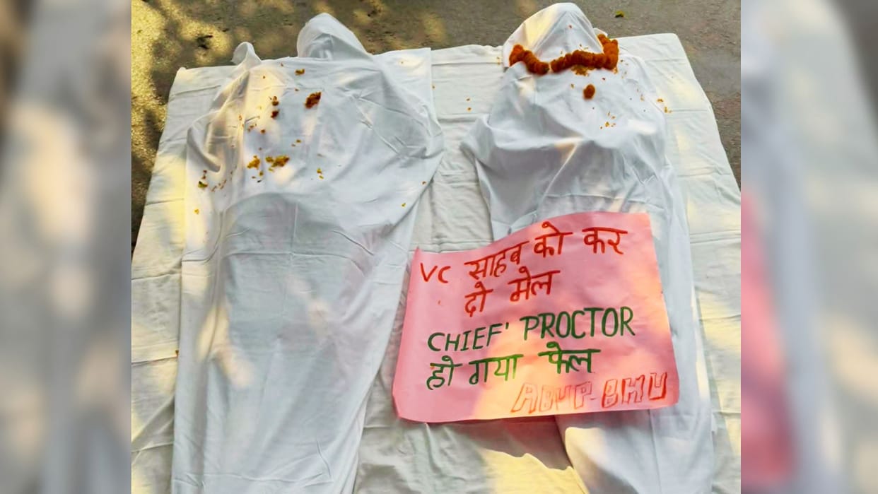 BHU Students stage protest lying down draped white cloth outside Vishwanath Temple simulating corpses