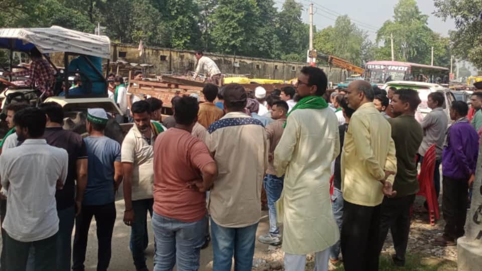Bijnor: BKU Workers Protest for Highway Cut, Sit-in Begins on Road; Long Traffic Queues