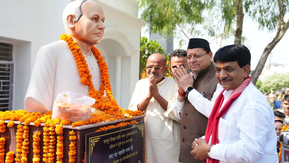 शहीद आंदोलनकारी को श्रद्धांजलि देते सीएम धामी