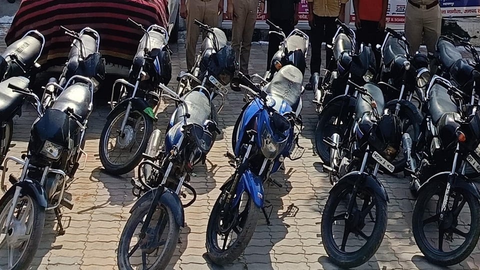 सहारनपुर: अंतरजनपदीय वाहन चोर गिरोह का भंडाफोड़, तीन गिरफ्तार, 20 बाइक और फर्जी आरसी व नंबर प्लेट बरामद
