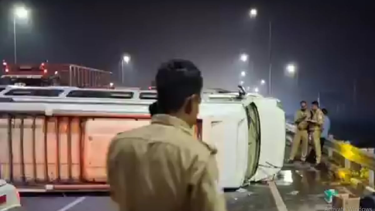 हापुड़ में हादसा: हाफिजपुर में नीब करौरी जा रहे श्रद्धालुओं की बस पलटी, कई घायल