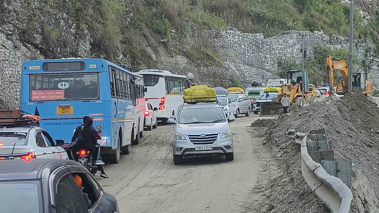 Huge Number Of tourists reached in Uttarakhand Nainital Mussoorie On Weekend Long Traffic Jam