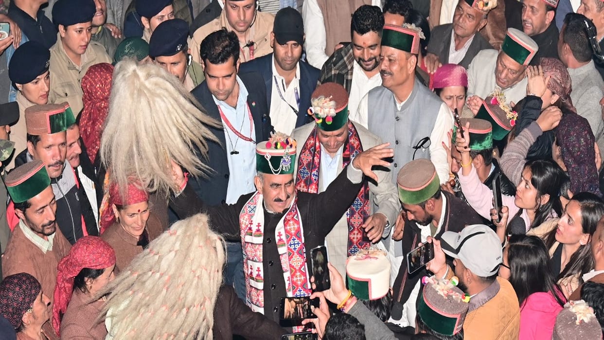 cm sukhvinder sukhu was immersed in the dance of Bhatwadi rohru, and also sang "Rohru Jaana Meri Ammiye..."