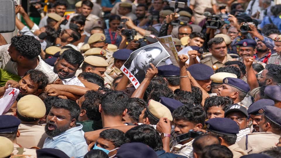 700 people detained during Jantar Mantar protest over sir