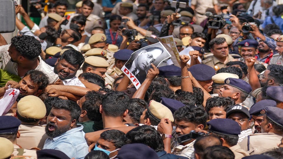 700 people detained during Jantar Mantar protest over sir