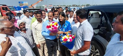 Asian Games Medalist Parul Chaudhary Returns to Meerut, Grand Welcome at Kashi Toll; Procession to Her Village