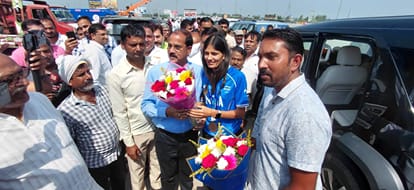 Asian Games Medalist Parul Chaudhary Returns to Meerut, Grand Welcome at Kashi Toll; Procession to Her Village