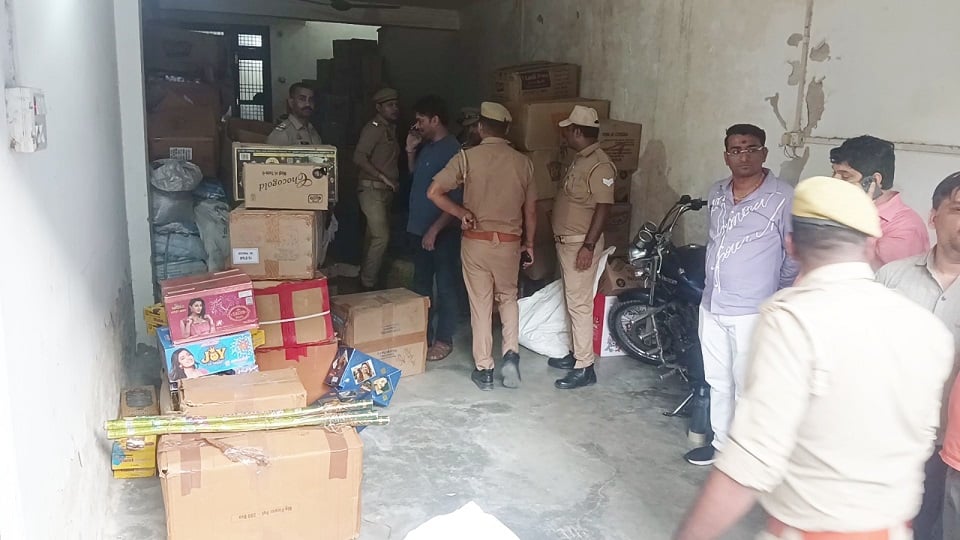 फिरोजाबाद में पकड़ा पटाखों का जखीरा: मकान के बेसमेंट में बना रखा था गोदाम, पुलिस ने हिरासत में लिए दो युवक