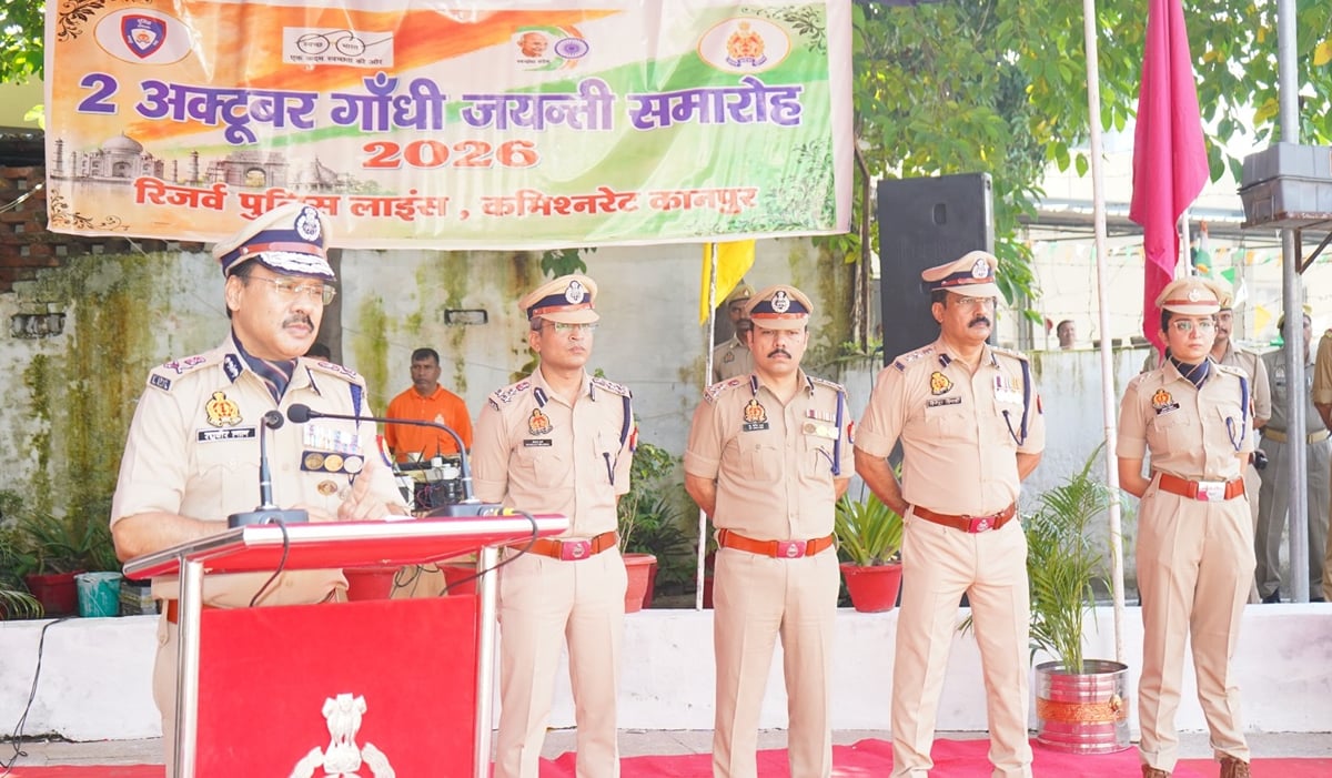 कानपुर: कमिश्नरेट में गांधी-शास्त्री जयंती का आयोजन, सीपी ने प्रतिमाओं पर किया माल्यार्पण, सेवा का लिया संकल्प