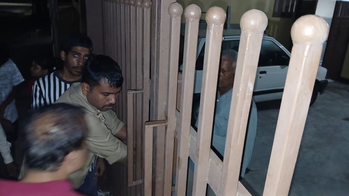 कानपुर: तीन मंजिला छत से चिल्लाने लगे बुजुर्ग, मेन गेट का ताला तोड़ घुसी पुलिस, बेटा बोला- न्यूरो के मरीज हैं