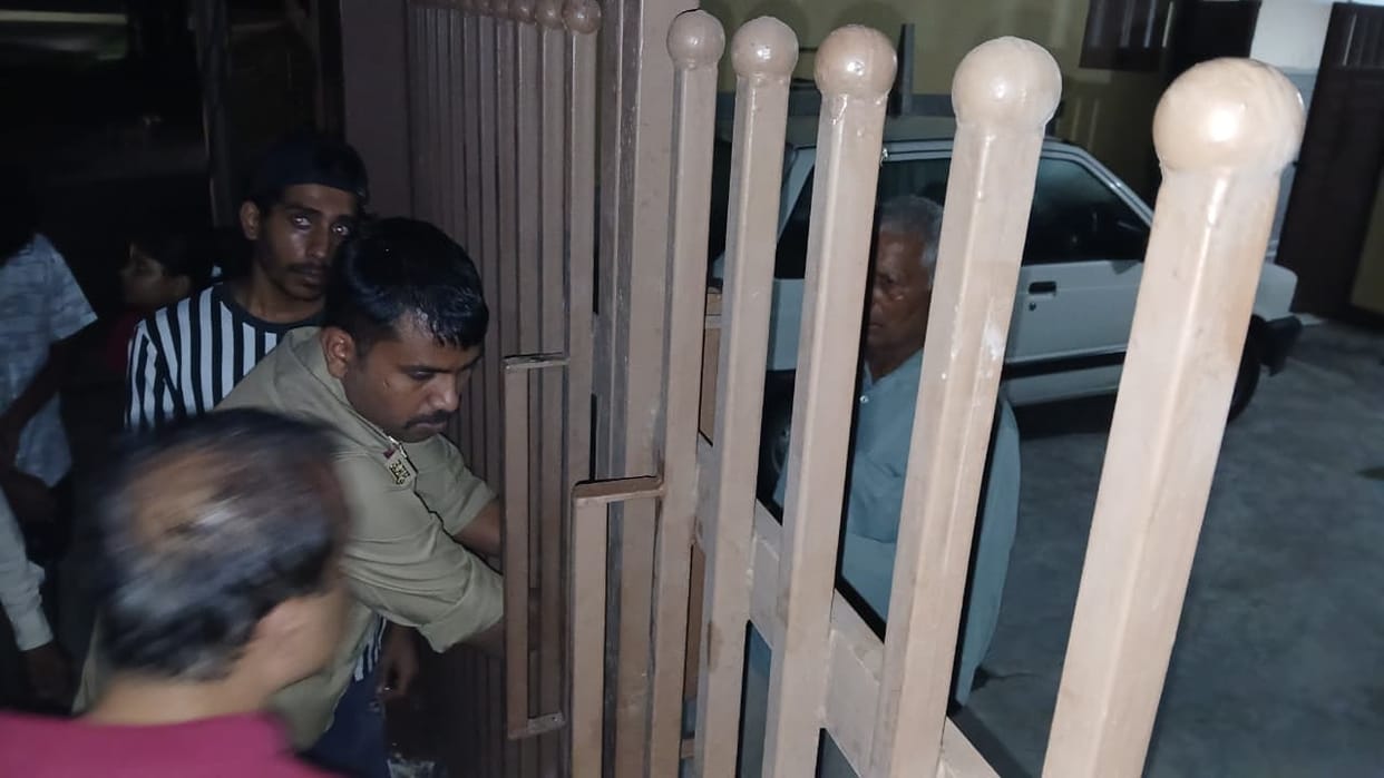 Kanpur Elderly man starts shouting from the third floor roof police break open main gate and enter