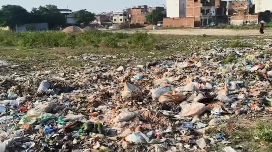कानपुर: मकनपुर मैदान में जगह-जगह कूड़े के ढेर, गंदगी और दुर्गंध से रहवासी परेशान, बीडीओ बोले- कराई जाएगी सफाई