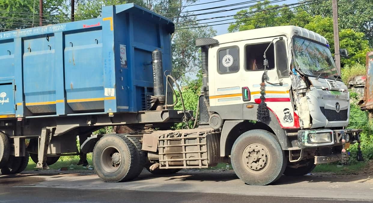 Kanpur road accident Violent collision between school bus and dumper teacher died five students injured