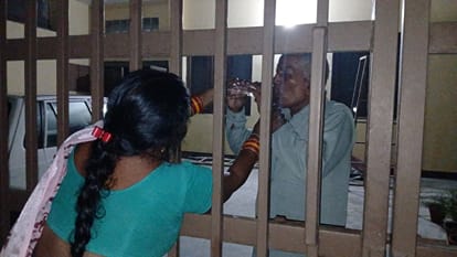 Kanpur Elderly man starts shouting from the third floor roof police break open main gate and enter