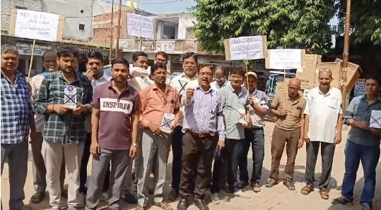 कानपुर: घाटमपुर में नो यूपीआई डे पर व्यापारियों का प्रदर्शन, स्कैनरों पर चिपकाया काला टेप, गूंजे जोरदार नारे