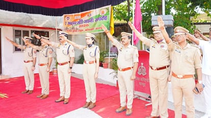 Kanpur Gandhi Shastri Jayanti observed at the Commissionerate CP garlanded the statues and pledged to serve
