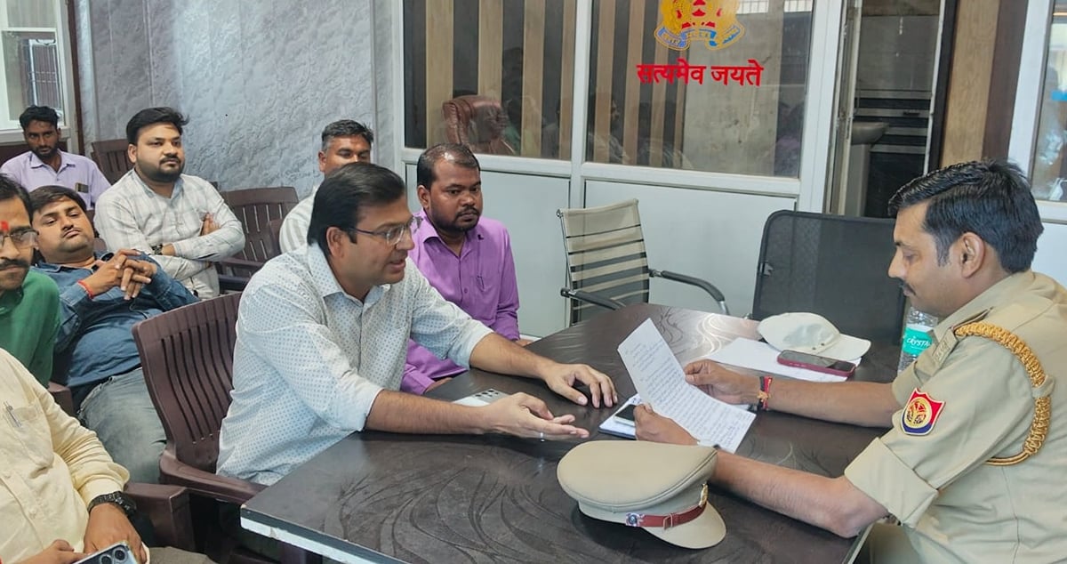 कन्नौज: ट्रांसफार्मर में तेल डालने गए संविदा कर्मी से मारपीट, बाल और चुटिया पकड़कर घसीटा, जांच में जुटी पुलिस