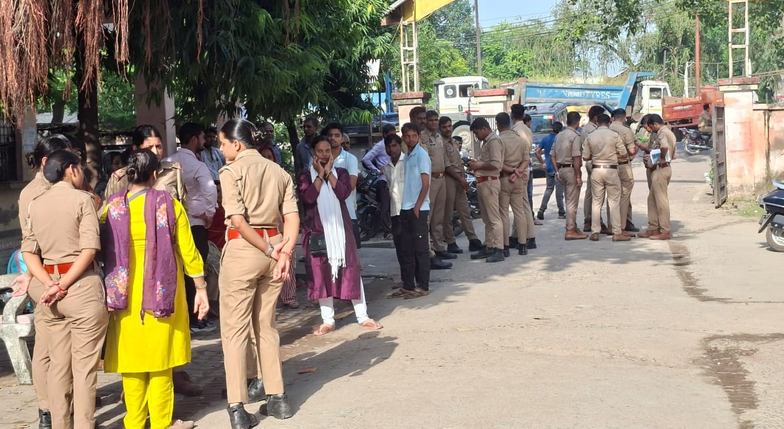 Kanpur road accident Violent collision between school bus and dumper teacher died five students injured