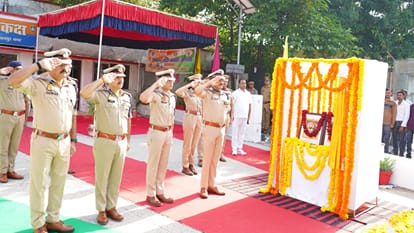 Kanpur Gandhi Shastri Jayanti observed at the Commissionerate CP garlanded the statues and pledged to serve