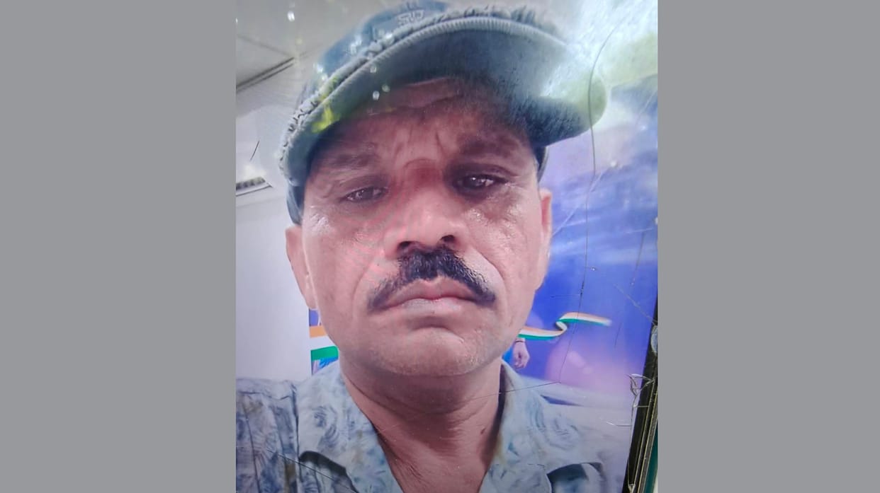 Kanpur Contract worker suffers electric shock while climbing a pol falls 25 feet and dies at Hallet Hospital