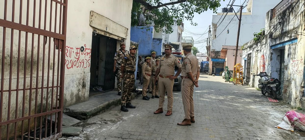 Police Remain Alert During Friday Prayers Amid Kesar Ganj Dispute, Pamphlet Turns Out to Be About Herbal Remed