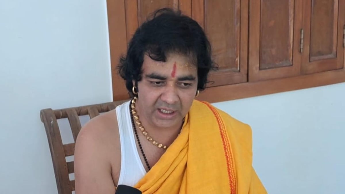 Jhansi: सेंसर बोर्ड पर भड़के चिन्मयानंद बापू, कहा- ओटीटी पर परोसे जा रहे दृश्य शर्मनाक, अंकुश लगाए सरकार