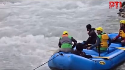 लापता लोगों की तलाश में जुटी टीमें