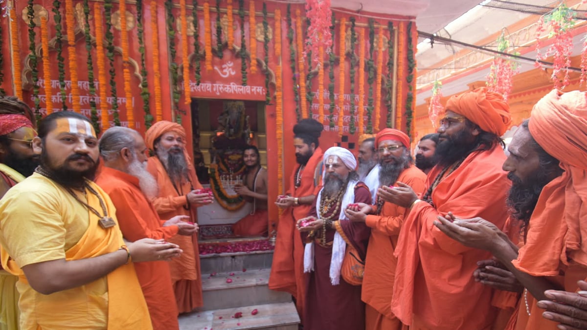 प्रयागराज : महानिर्वाणी अखाड़े में धूमधाम से मनी भगवान कपिल महामुनि की जयंती, गूंजे जयकारे