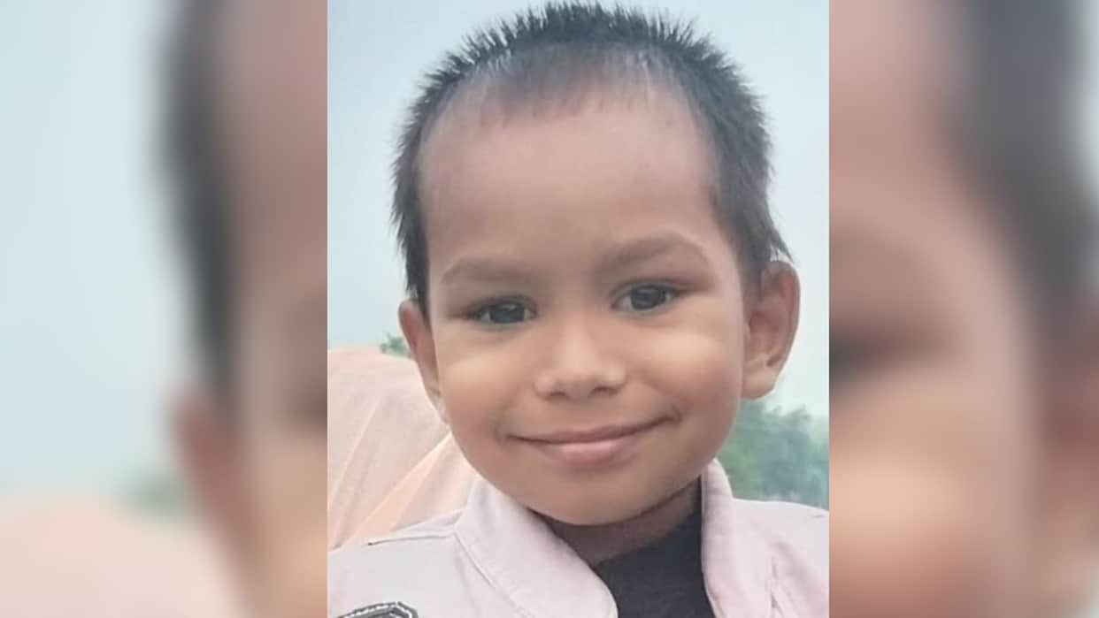 E-rickshaw overturns while trying to save a child four-year-old dies in azamgarh