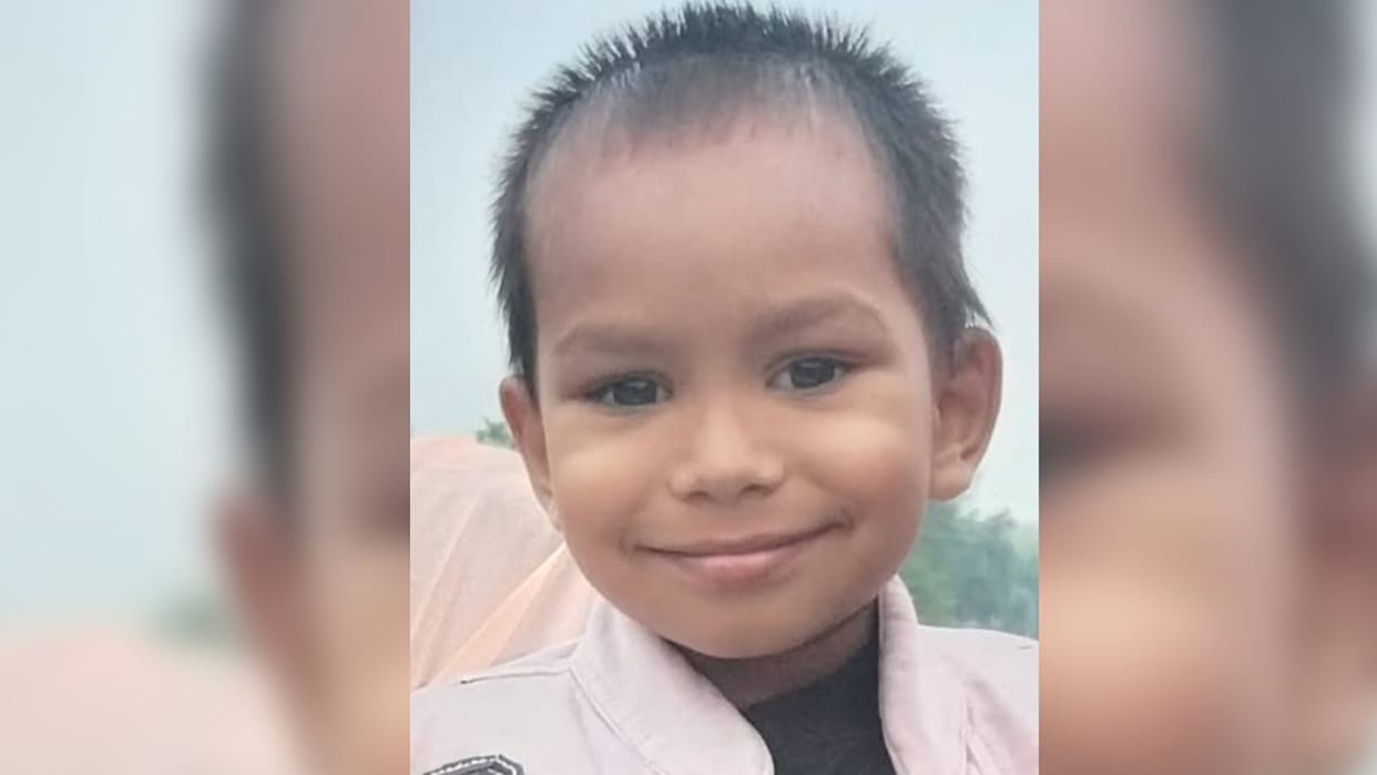 E-rickshaw overturns while trying to save a child four-year-old dies in azamgarh