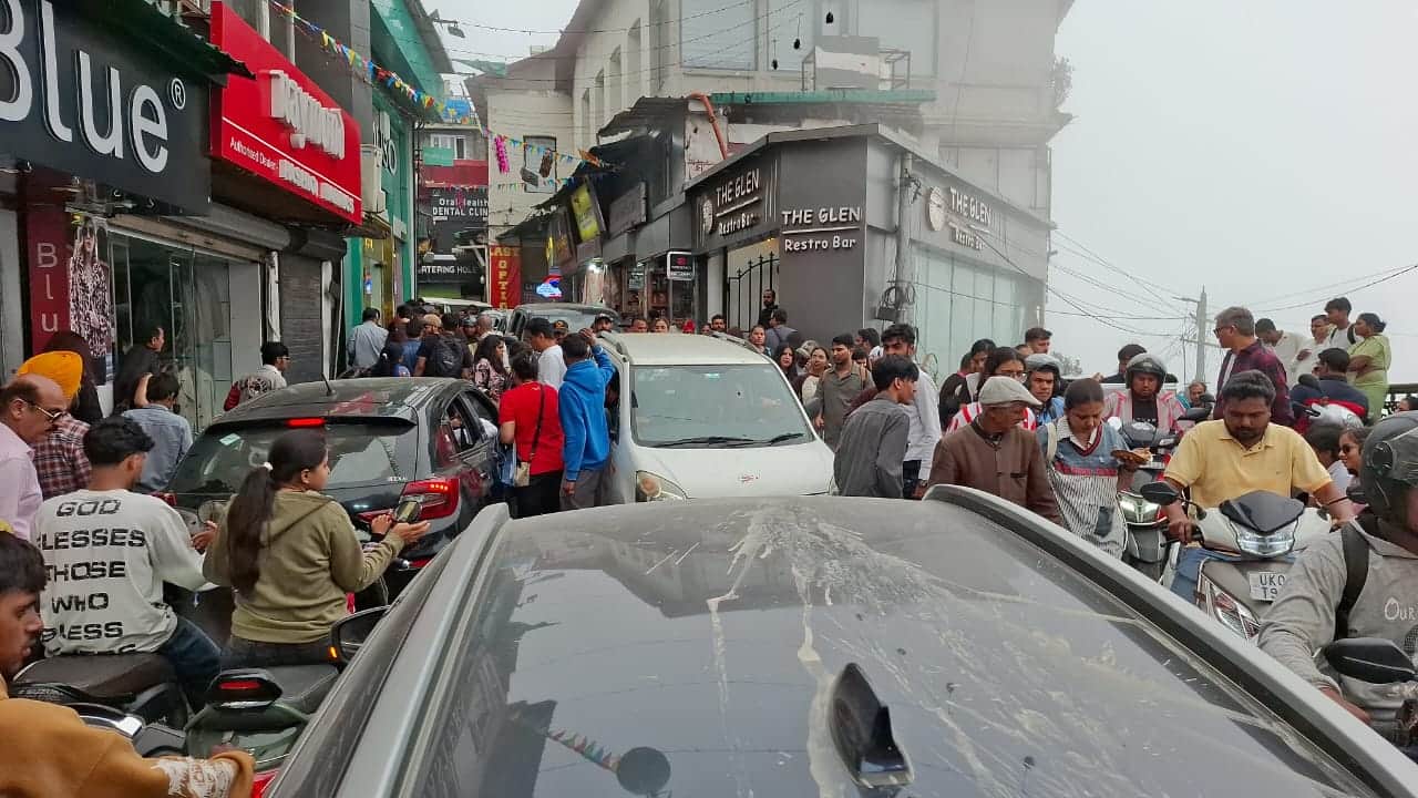 Huge Number Of tourists reached in Uttarakhand Nainital Mussoorie On Weekend Long Traffic Jam