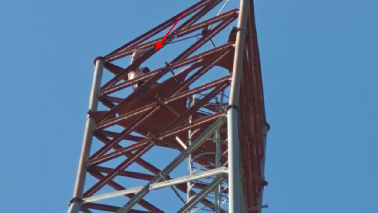 Dewas: Man Climbs 150-Foot BSNL Tower Over Family Issues, Police and Family Try to Bring Him Down