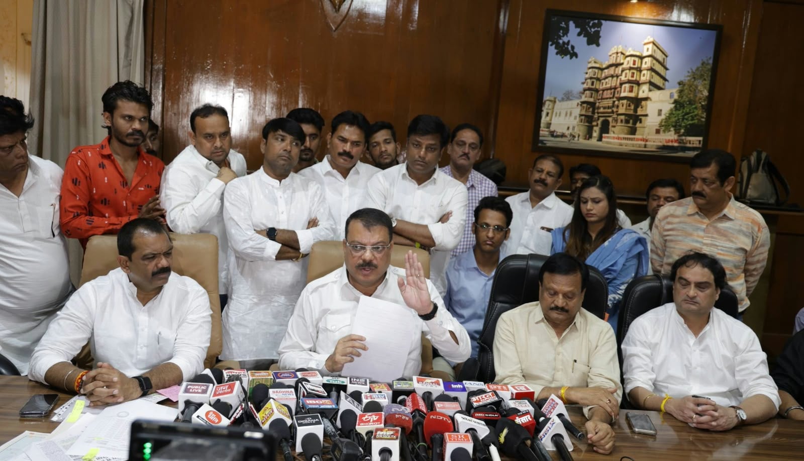 Indore: Leader of Opposition Singhar says the government attempted to influence the inquiry report on Bhagirat