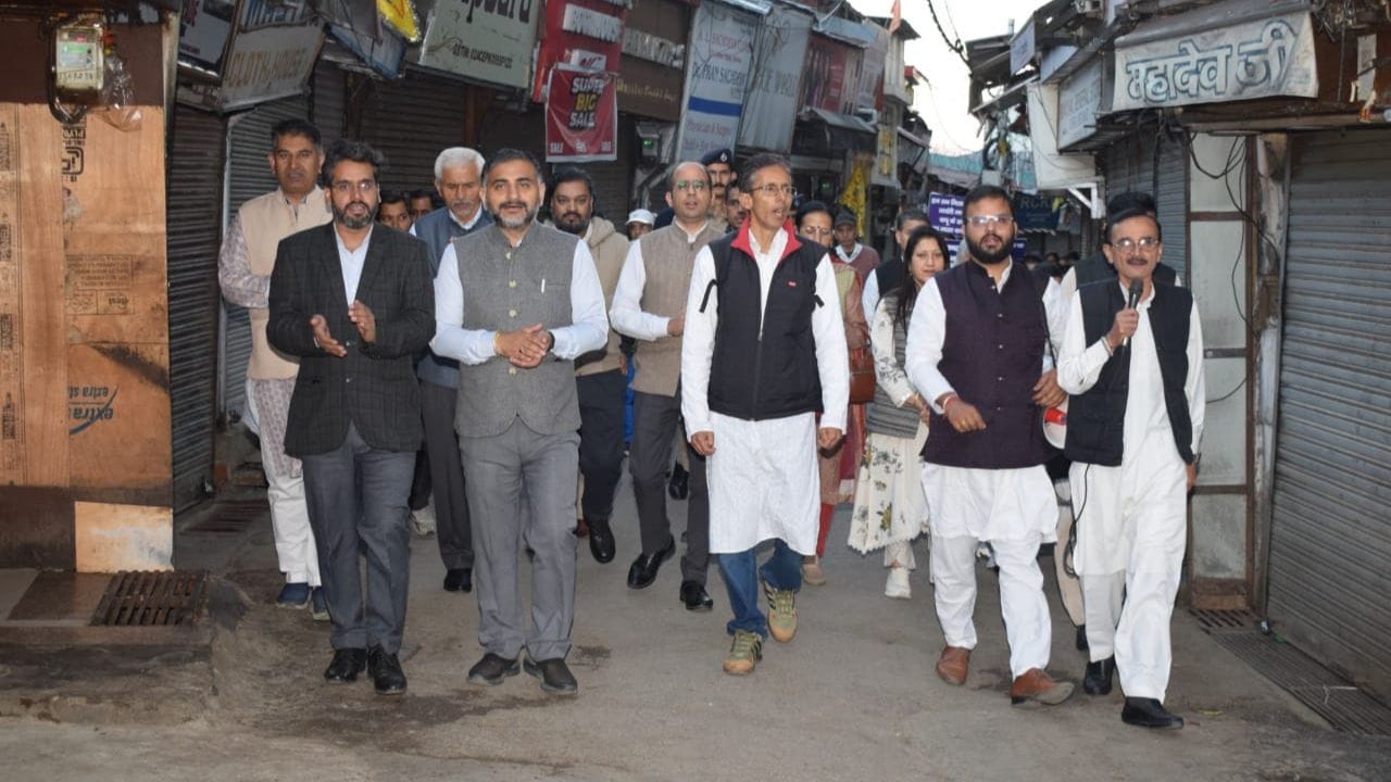 प्रभात फेरी निकालते हुए।