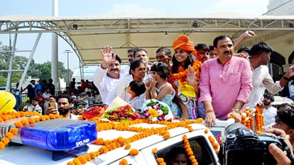 प्राची चौधरी का जोरदार स्वागत।