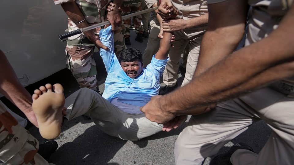 700 people detained during Jantar Mantar protest over sir