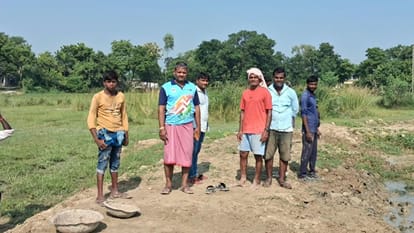 रोहित यादव के घर तक ग्रामीणों ने खुद तैयार किया रास्ता।