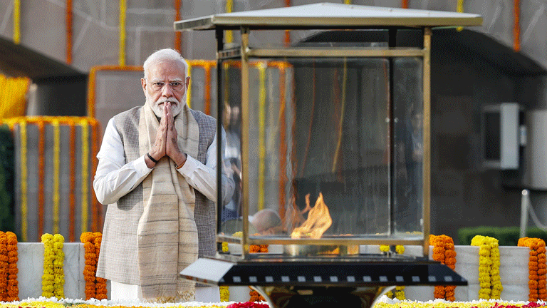 राजघाट पर बापू को किया नमन