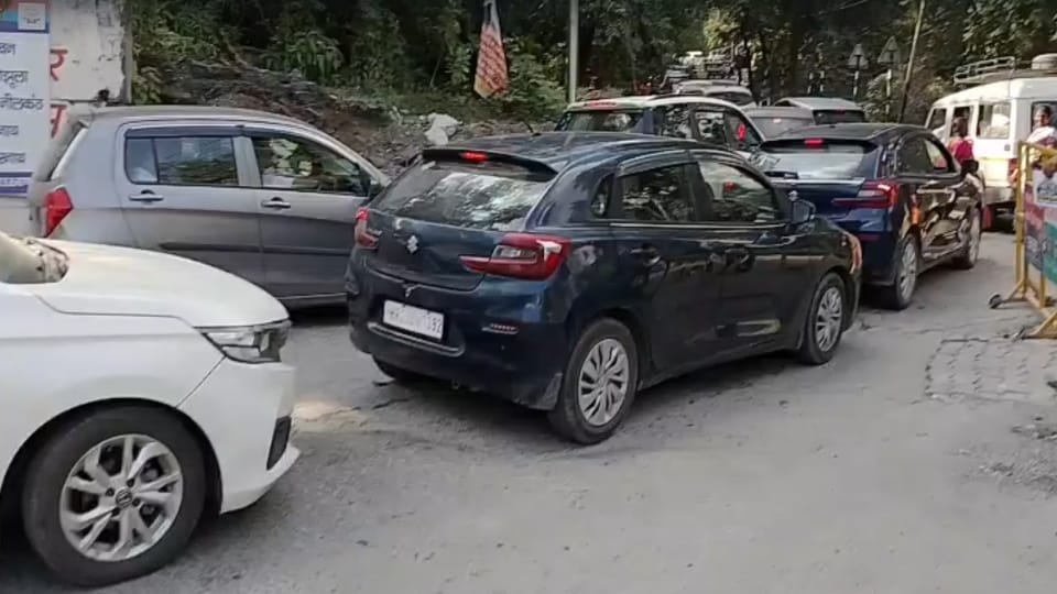 Huge Number Of tourists reached in Uttarakhand Nainital Mussoorie On Weekend Long Traffic Jam