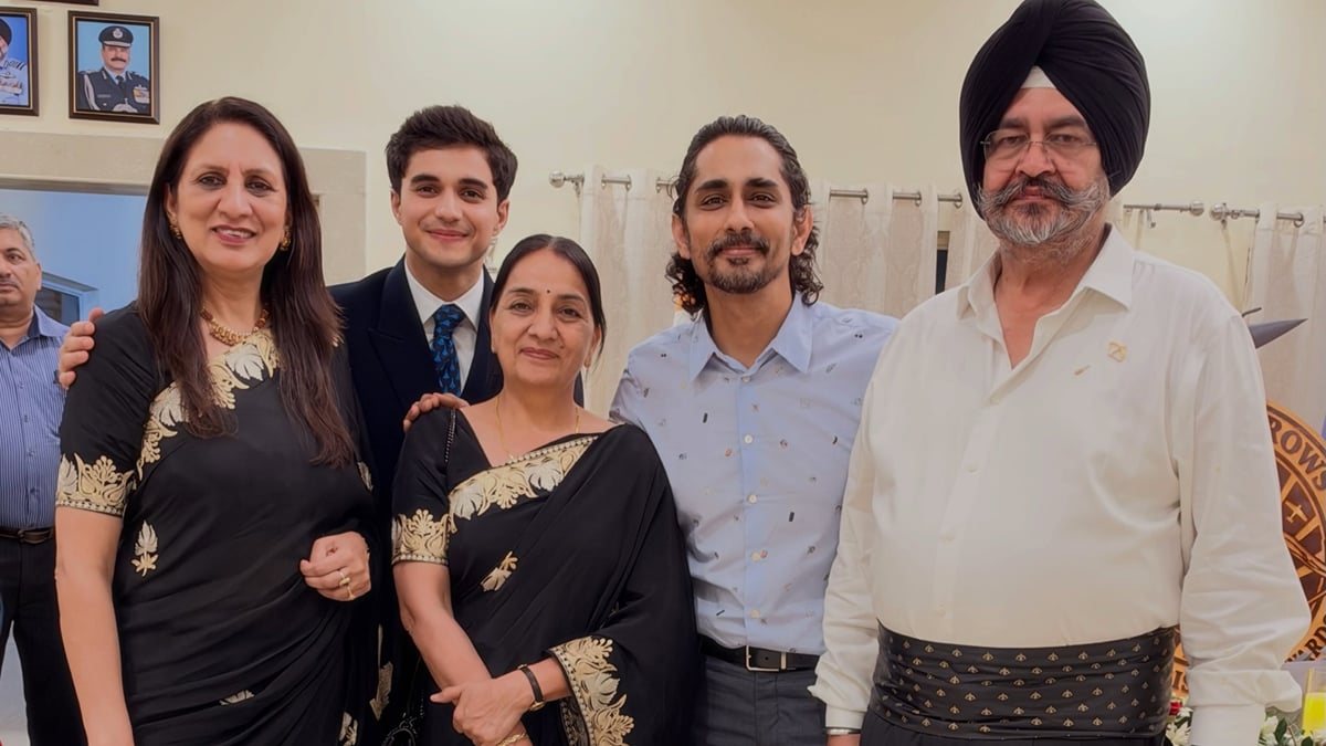 ऑपरेशन सफेद सागर: रियल हीरोज से मिले एक्टर्स, सिद्धार्थ-अभय ने कारगिल वॉरियर्स संग मनाया खास दिन; देखें फोटोज
