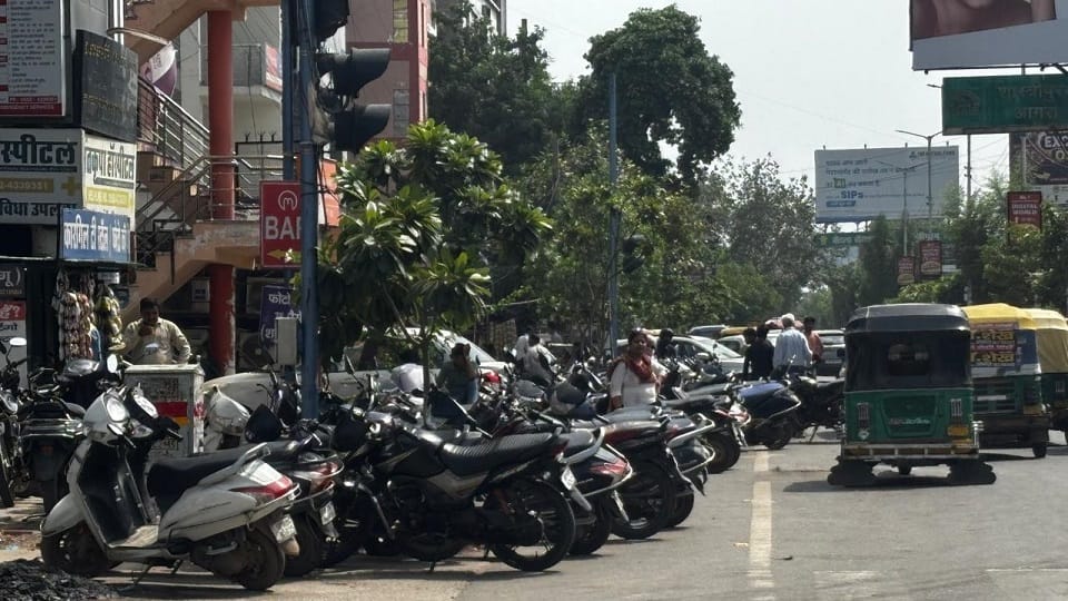 सड़क पर पार्किंग