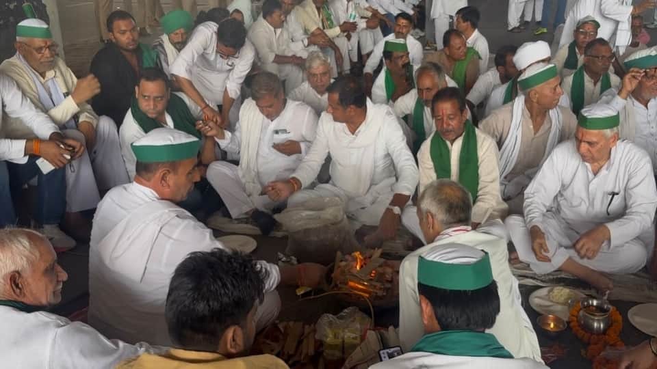 Farmers gather at UP Gate on Kisan Kranti Diwas