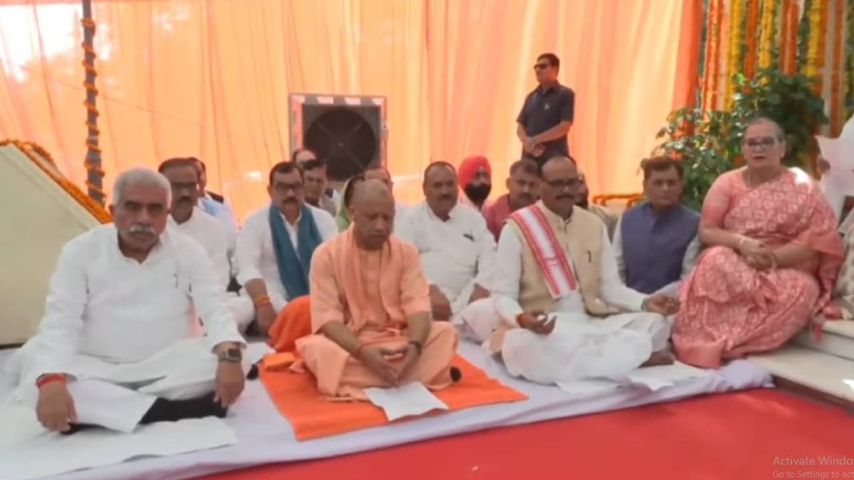 यूपी: योगी ने बापू को दी श्रद्धांजलि और भजन सुने, बोले- उनके विचार आज भी हमारा मार्ग दर्शन करते हैं, भजन सुने