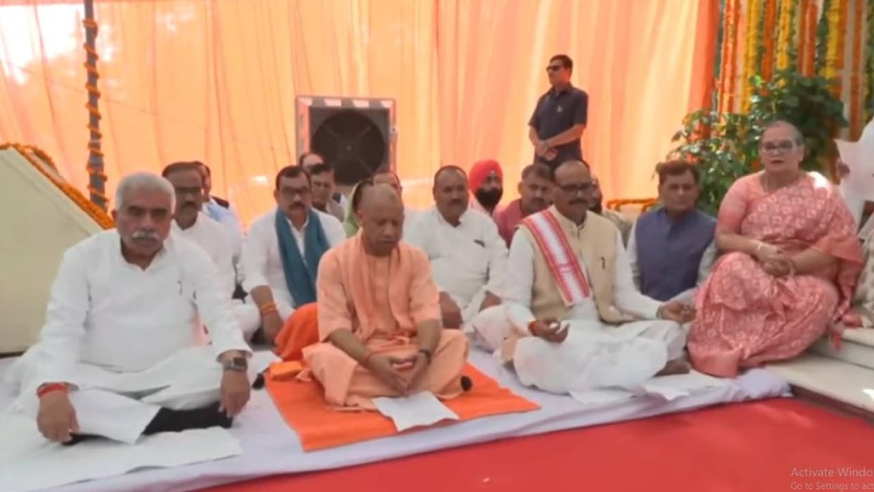 CM Yogi Adityanath paid tribute to Bapu and listened to bhajans