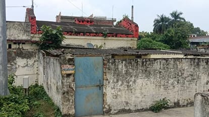 आजमगढ़ स्टेशन पर रेल कर्मियों के जर्जर मकान। 