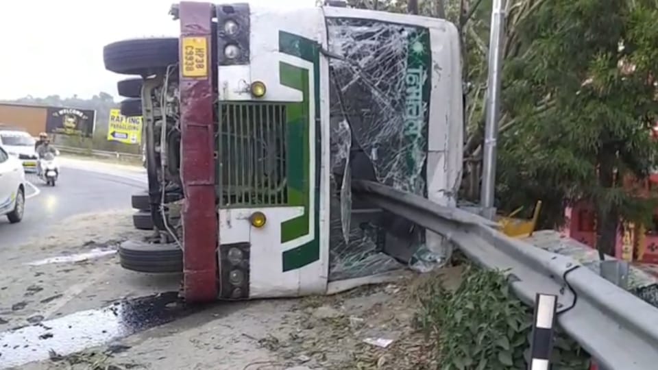 कुल्लू में पलटी बस